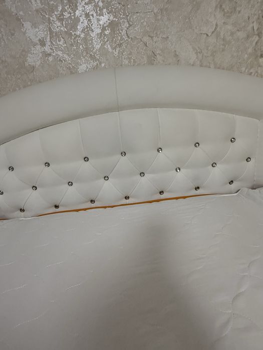 Продам ліжко у відміному стані розмір 140 на 200 см