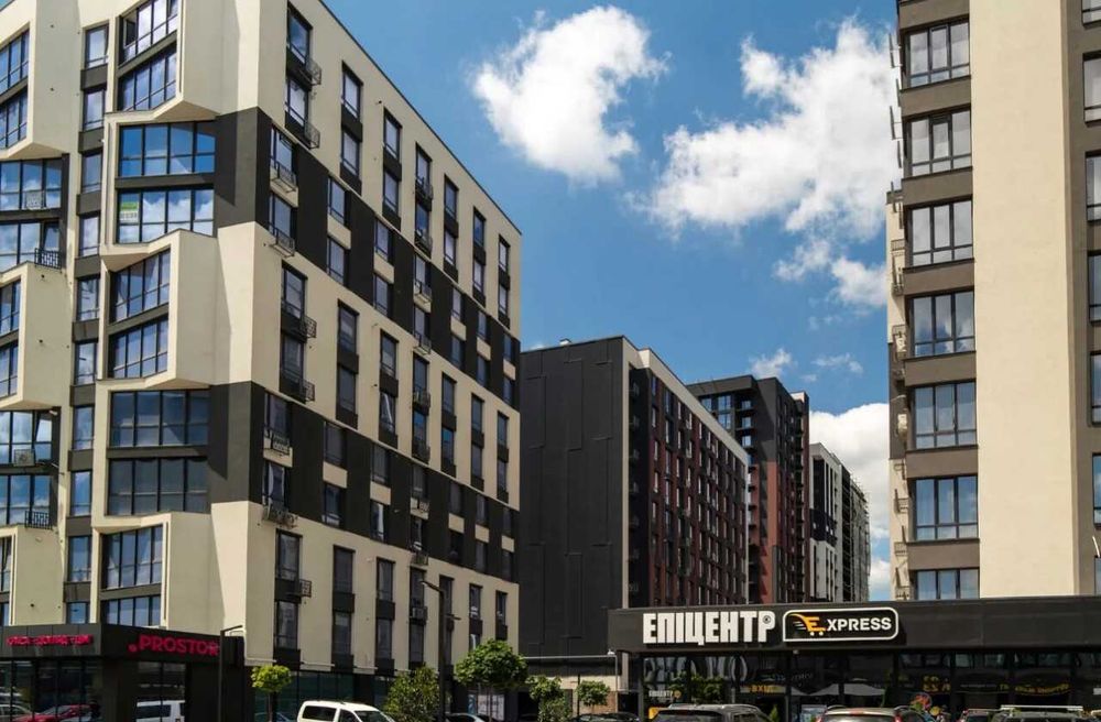 Простора однокімнатна з видом на річку