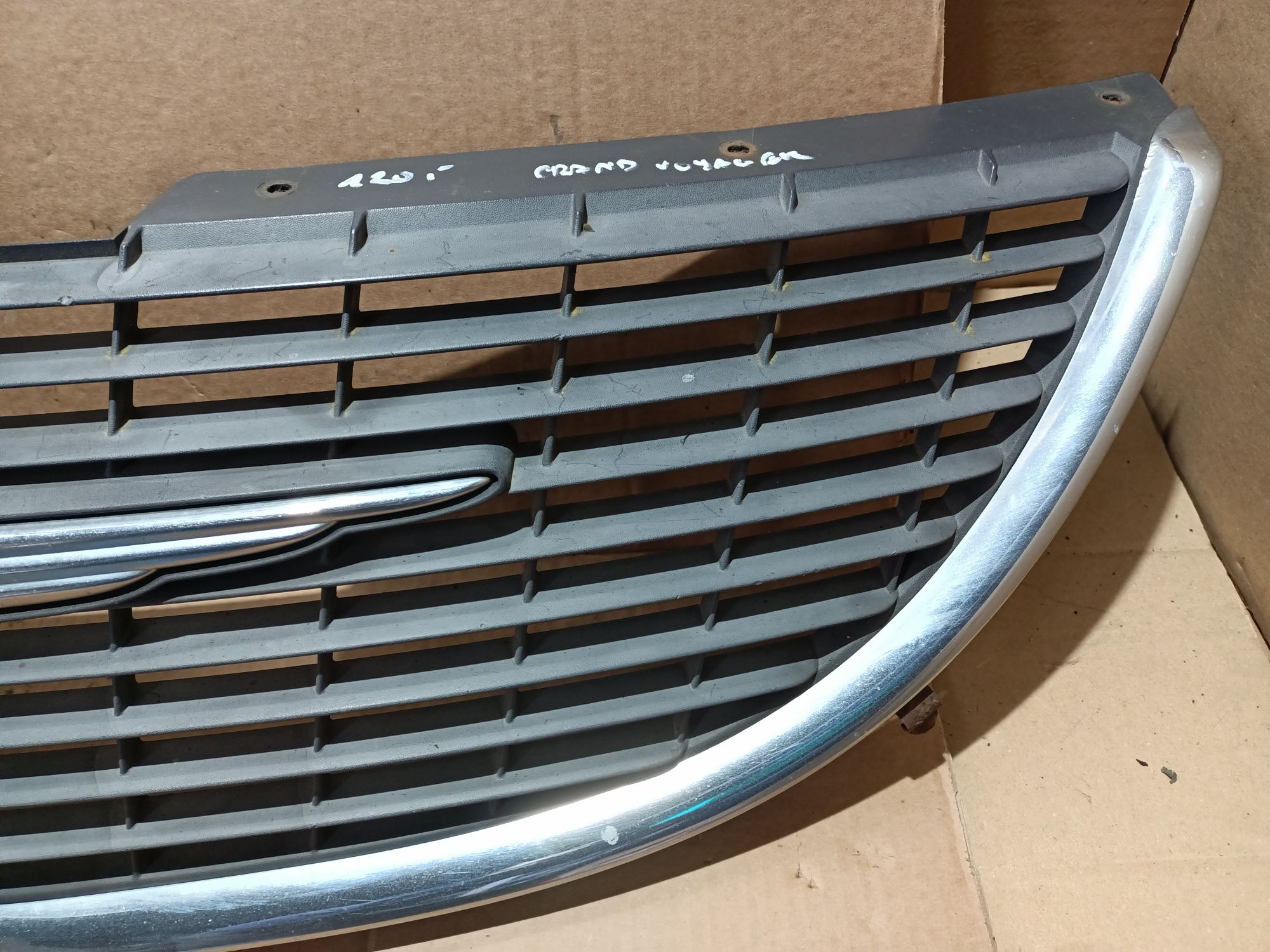 Grill atrapa zderzaka Chrysler Grand Voyager IV