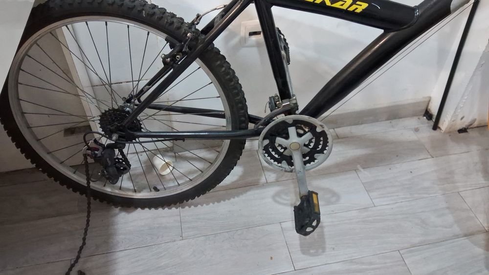 Vendo bicicleta, pois esta ocupando espaço.