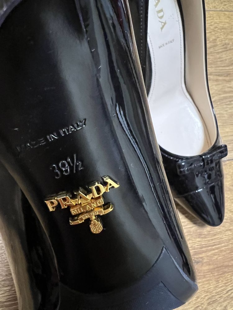 Туфлі Prada чорні лакові