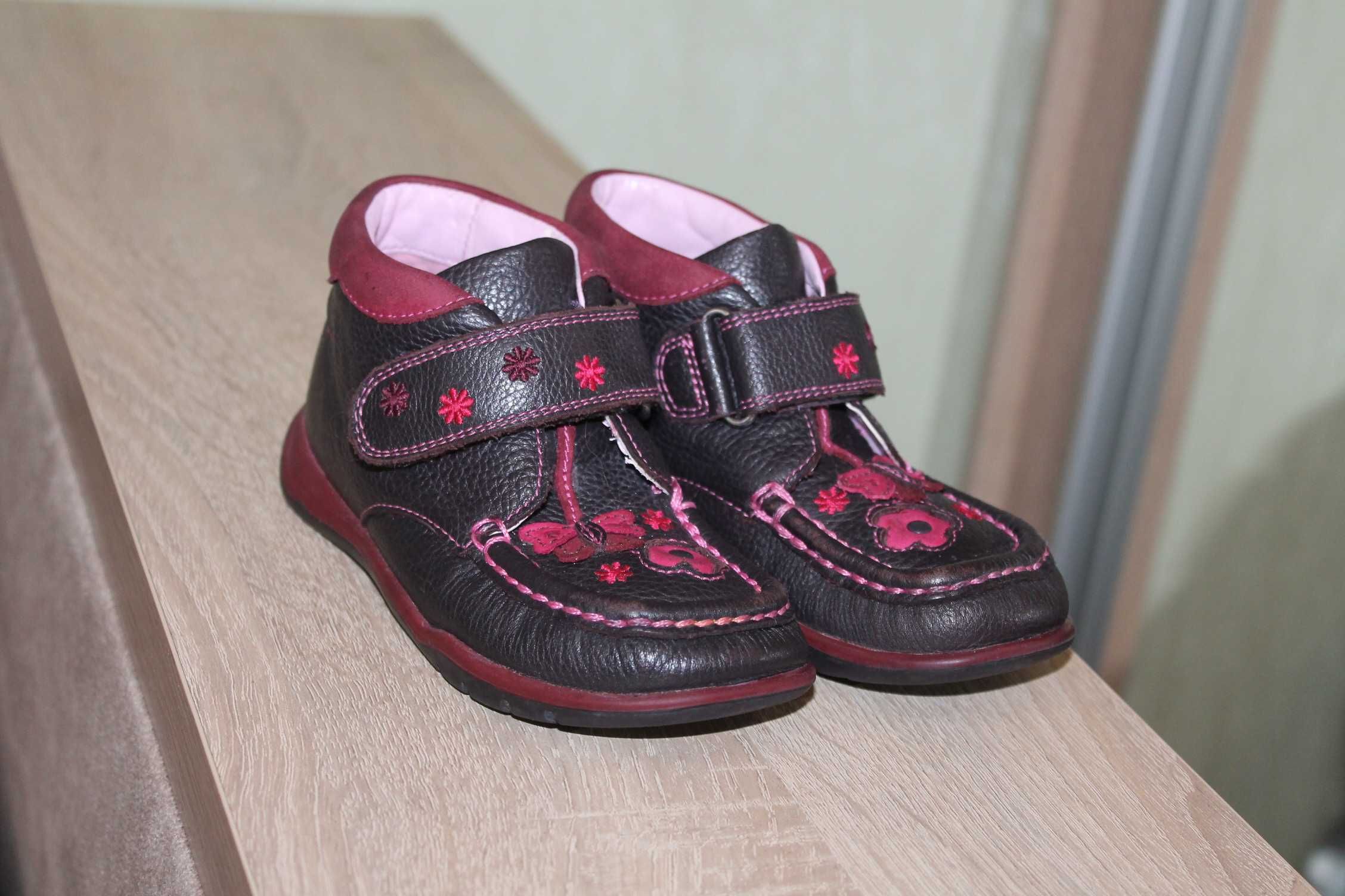 Кожаные туфли, полуботинки,мокасины на девочку Clarks.Размер 26.