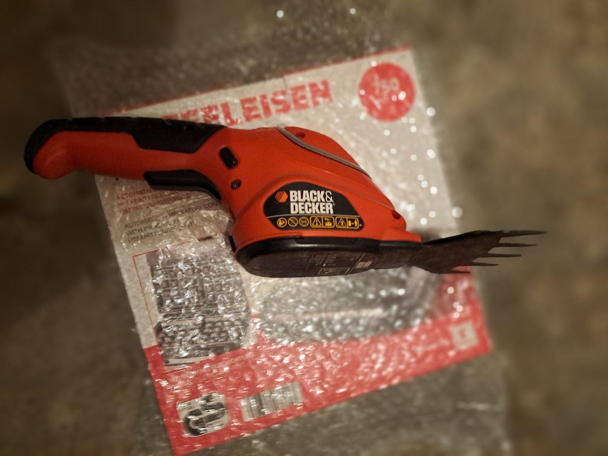 Nożyce elektryczne do żywopłotu i trawy Black and Decker