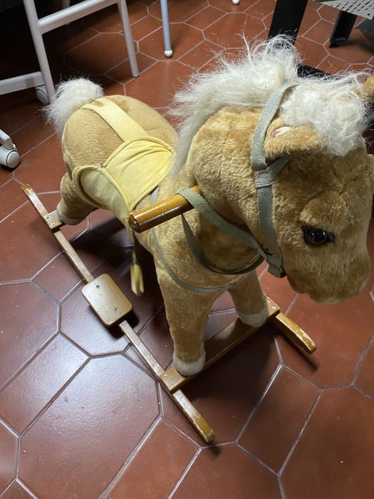 Cavalo de criança com baloiço