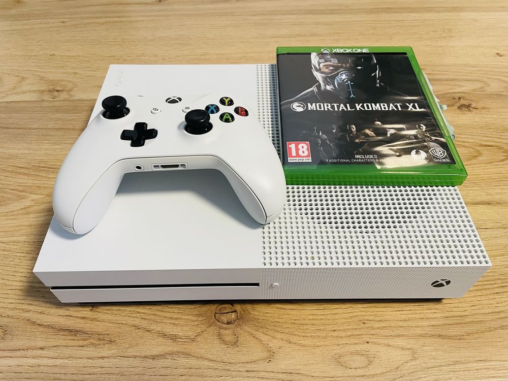 Xbox One S 1ТВ + джойстик + Mortal Kombat