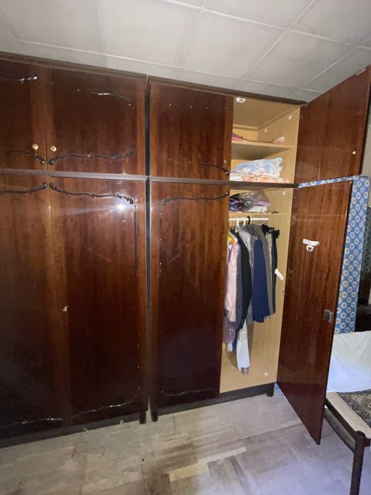 Продаю дві шафи для одягу