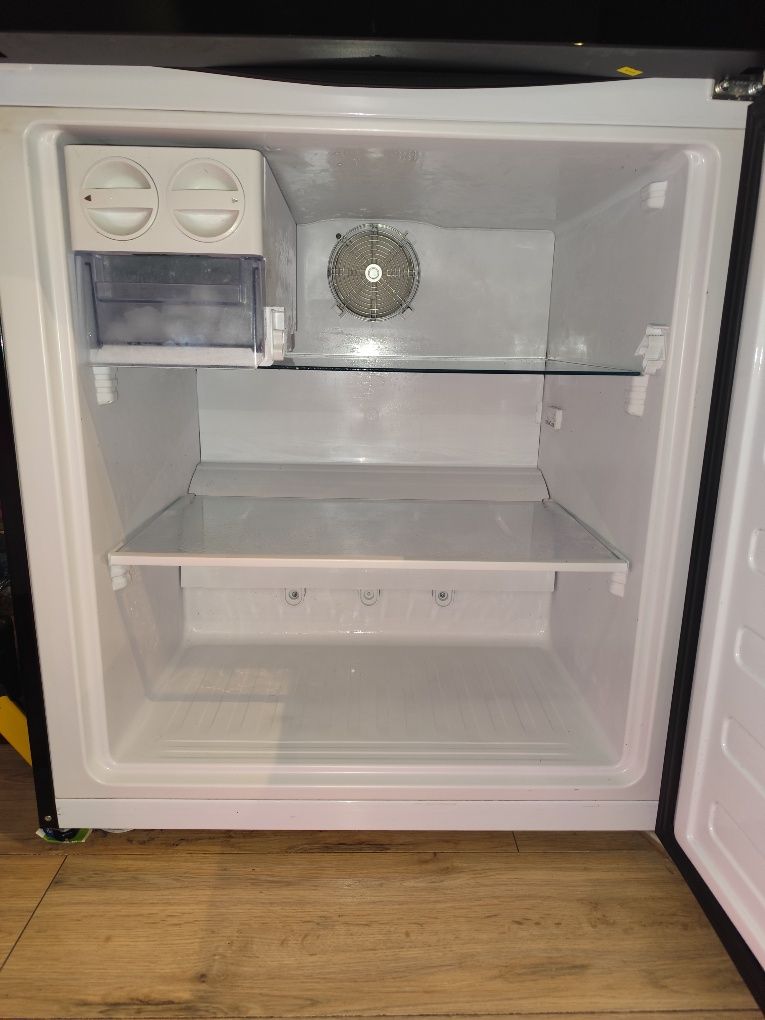Lodówka BEKO czarne lustro 70 cm