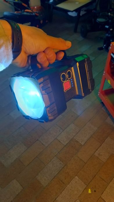 Mocna latarka wytrzymała, na biwak do warsztatu z funkcją powerbank