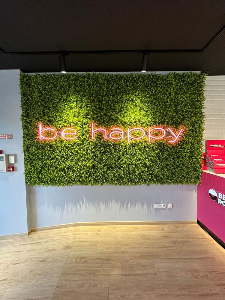 Jardim vertical 11m2 com Neon BE HAPPY