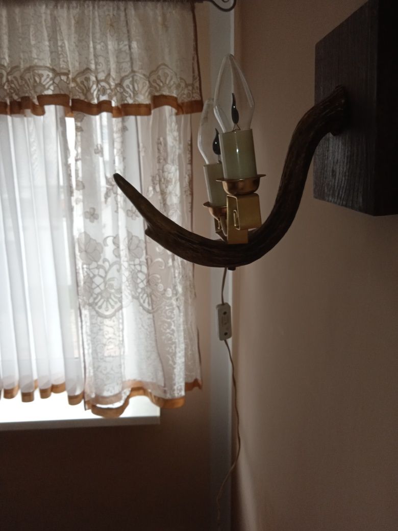 Lampka z rogu poroża niespotykana kinkiet rękodzieło