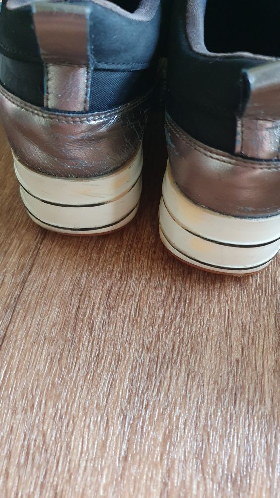 Кроссовки бренда Zara