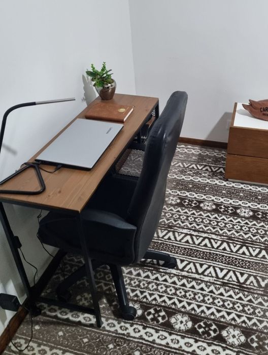 Secretaria e cadeira de escritório