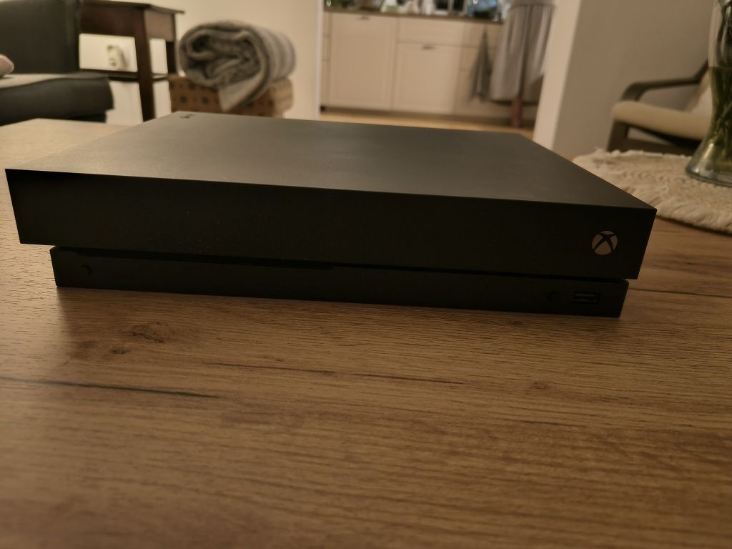 Xbox One X 1TB + Orginalny Pad