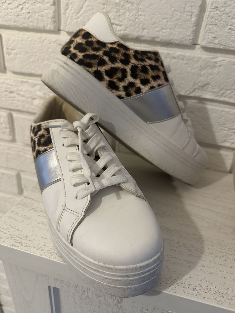 Sneakersy z panterkowym akcentem
