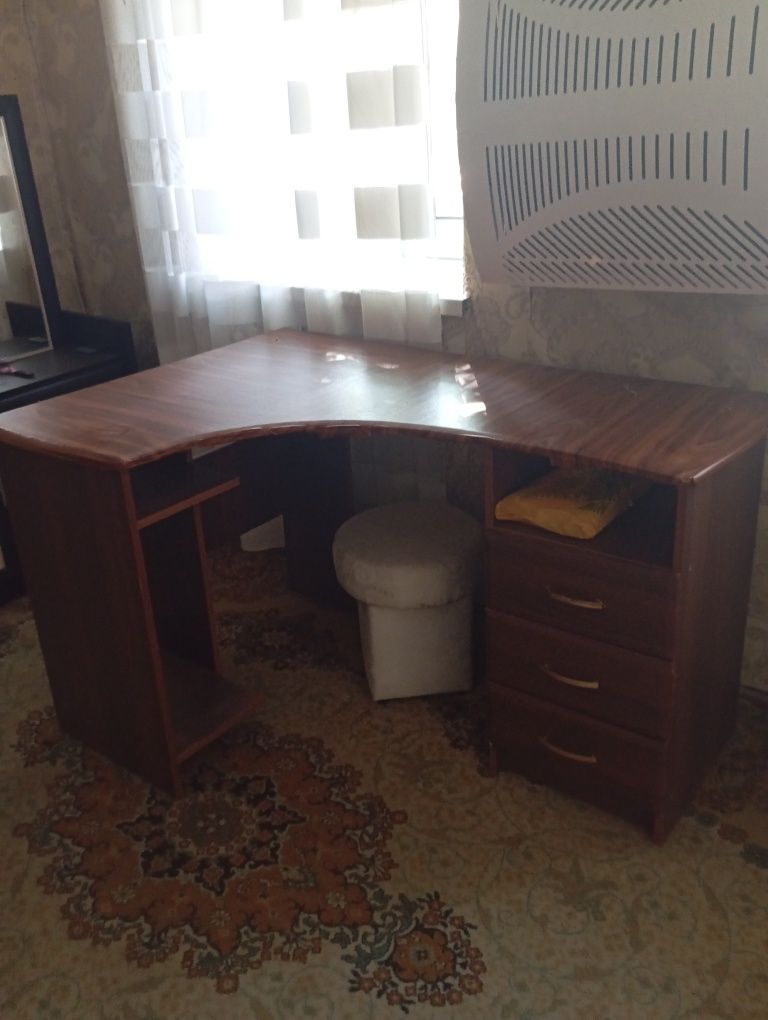 Продам комп'ютерний стіл