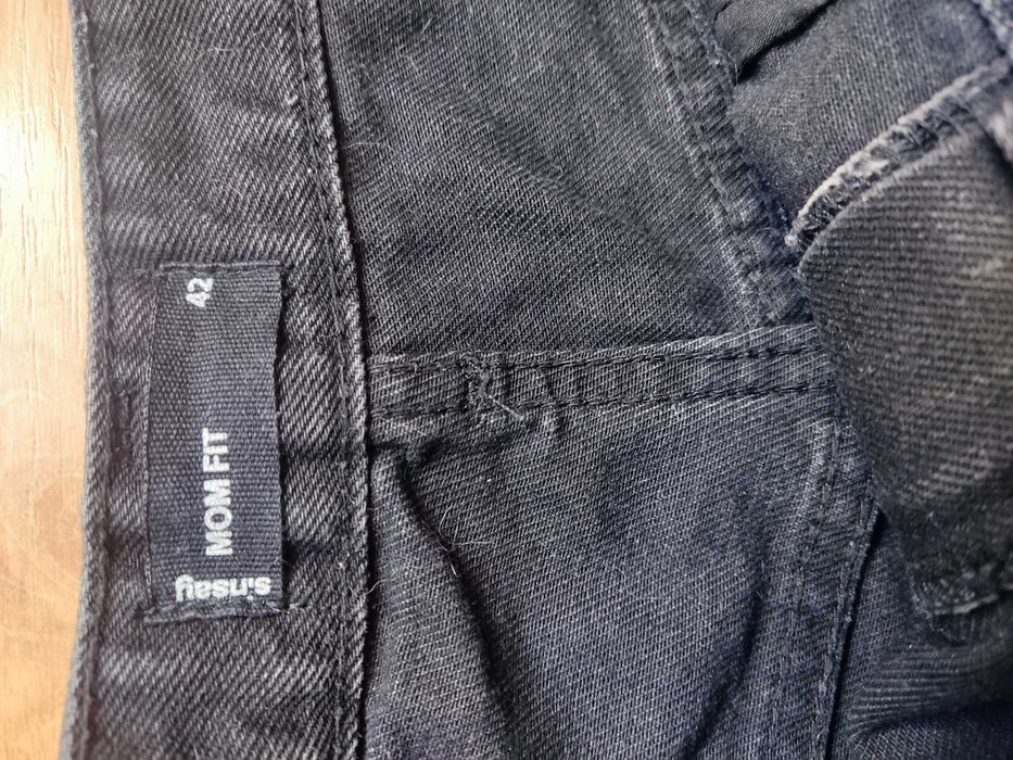 Czarne jeansy wysoki stan mom fit Sinsay