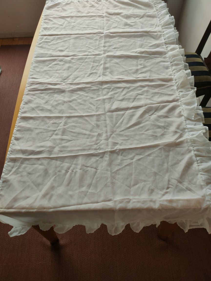 Cortinados em tecido sedoso.
