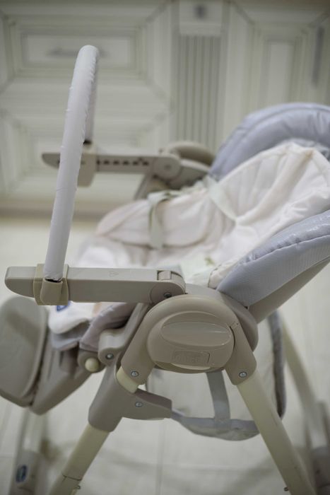 Детское кресло для кормления Chicco Polly Magic (Серое)