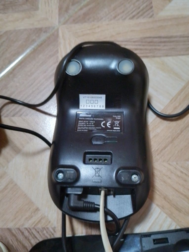 Telefon stacjonarny Binatone.