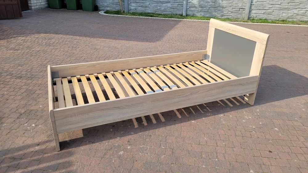 Łóżko z materacem