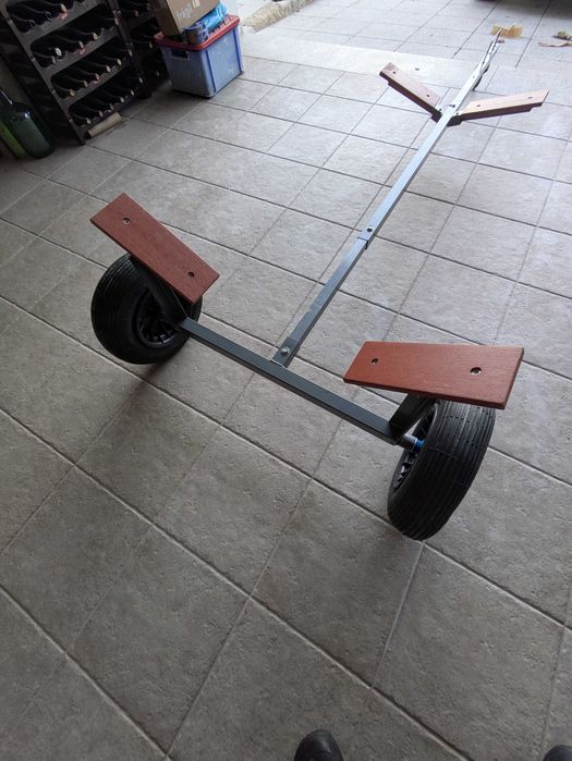 Reboque para barco de regata ou de apoio