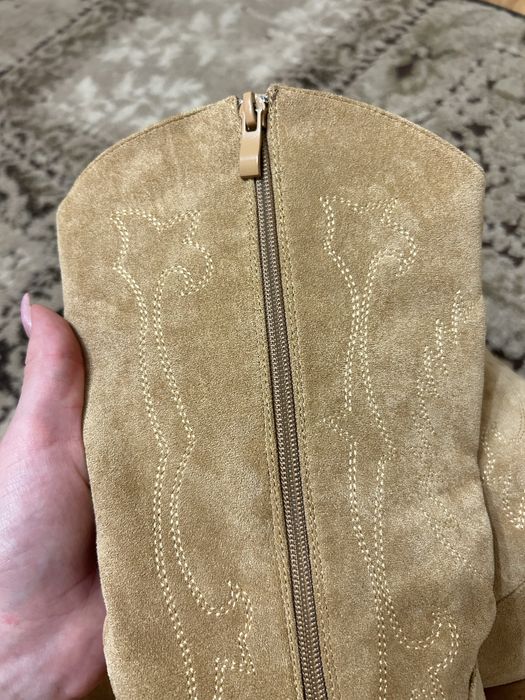 Бежеві чоботи-казаки