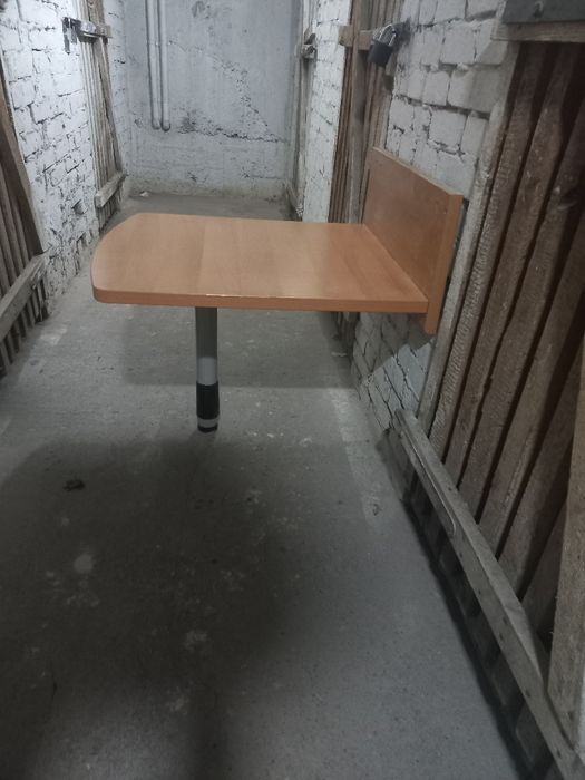 Stolik mocowany do ściany