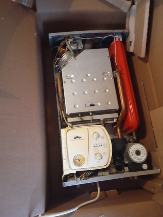 Продам газовий котел арістон уно робочий можна по запчастинам