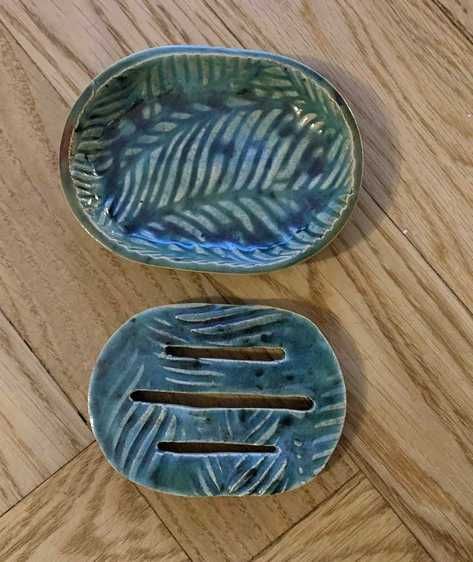 Ręcznie robiona ceramiczna mydelniczka – unikat, ciemny zielony