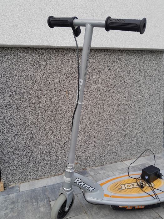 Hulajnoga elektryczna Razor E90 srebrna