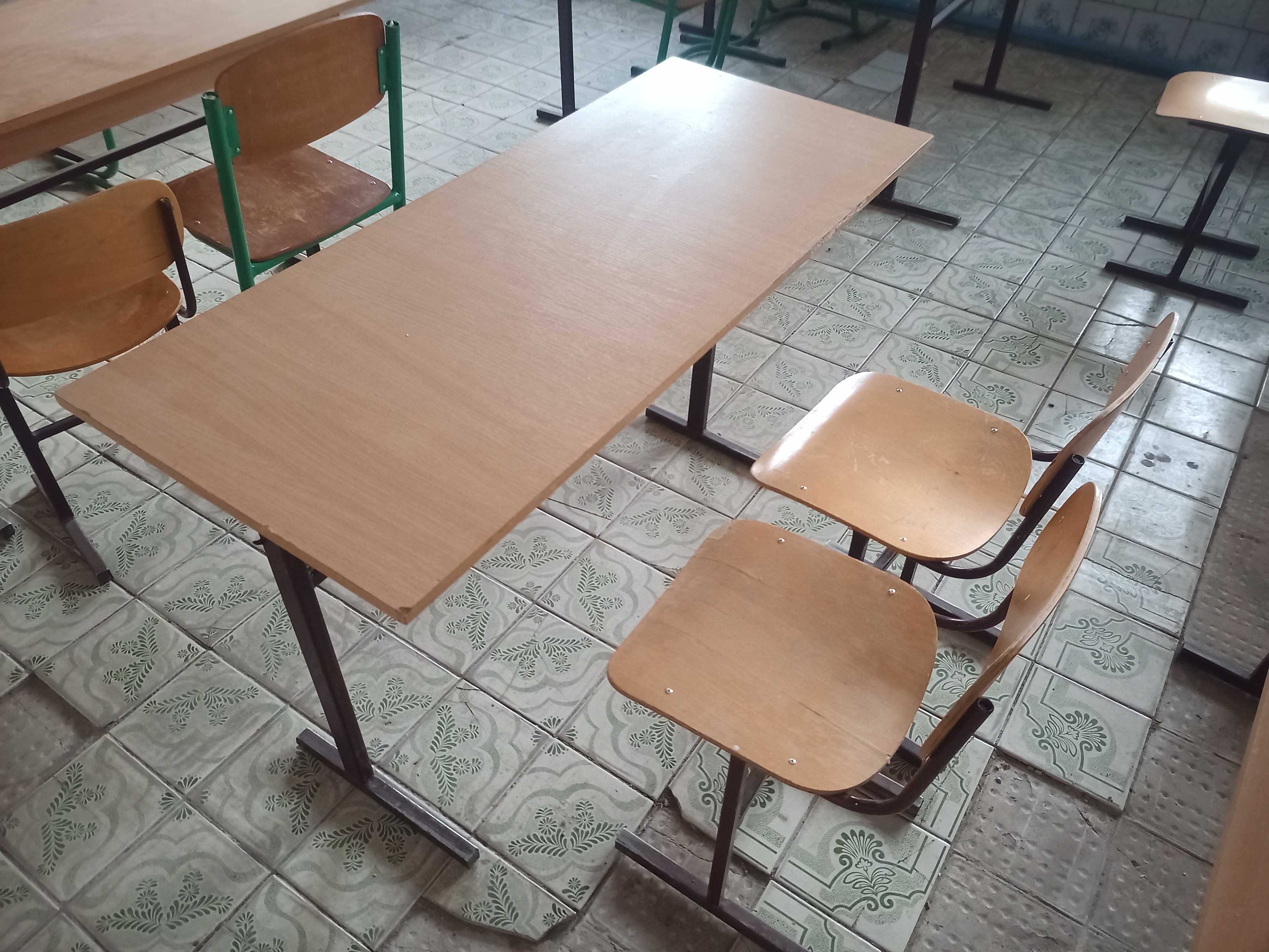 Стіл-парта зі стільцями.