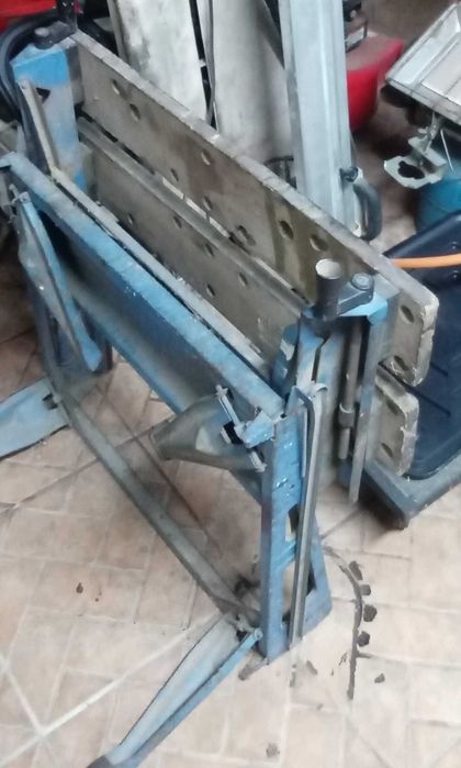 Bancada de trabalho " Bench n' vice" e  bancada azul sem marca