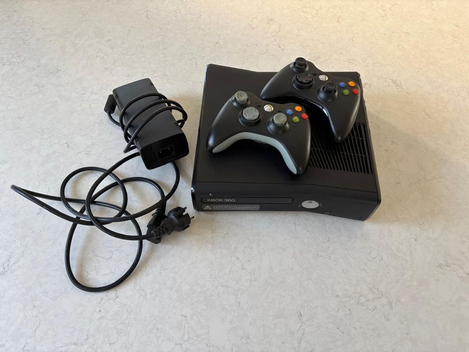 Xbox 360 Slim Modelo 1439 – Excelente Estado + 2 Comandos