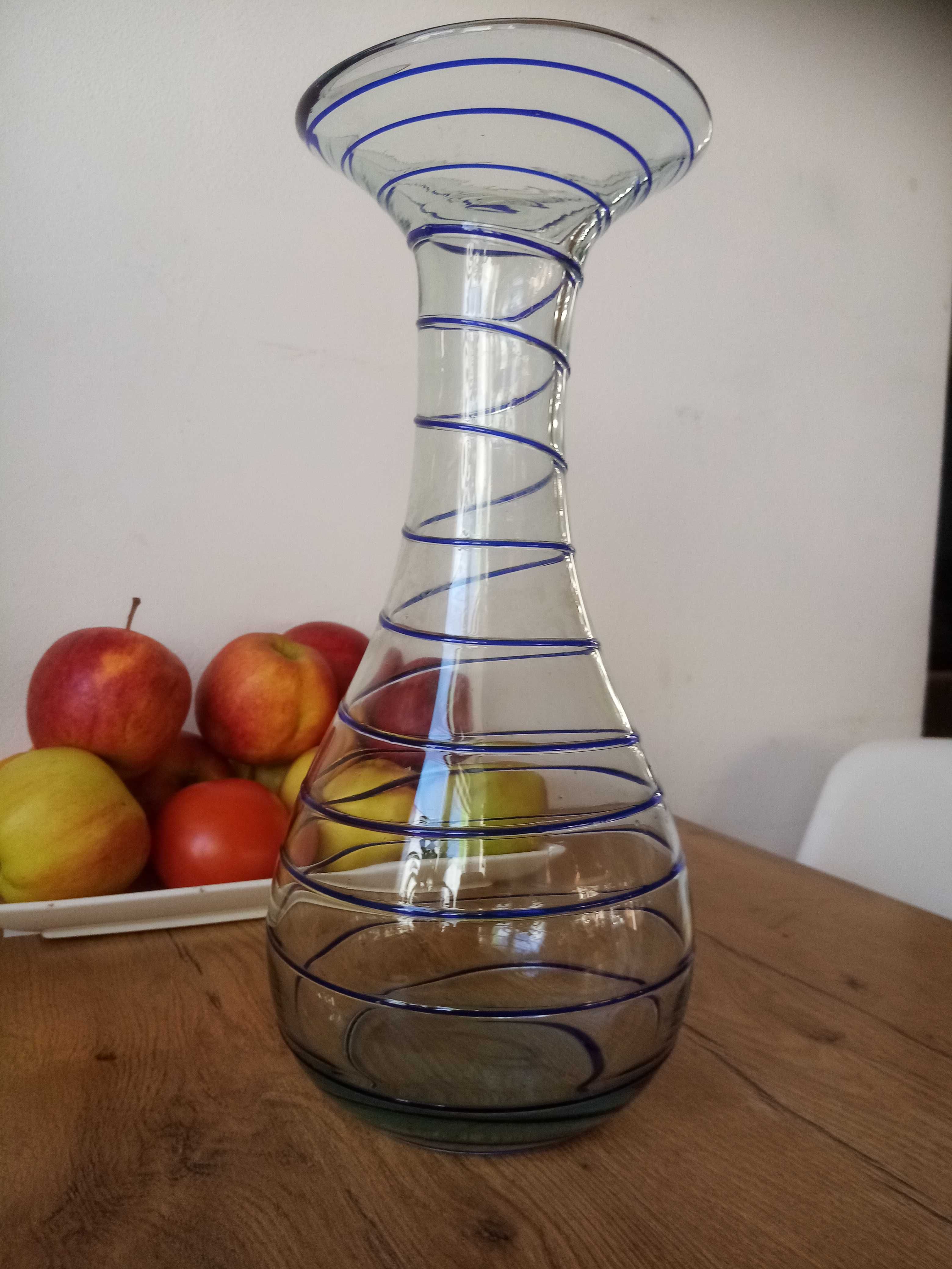 Wielki szklany wazon z oplotem