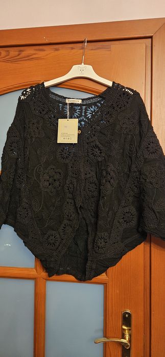 Czarna narzutka w stylu boho