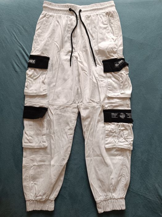 Białe spodnie cargo