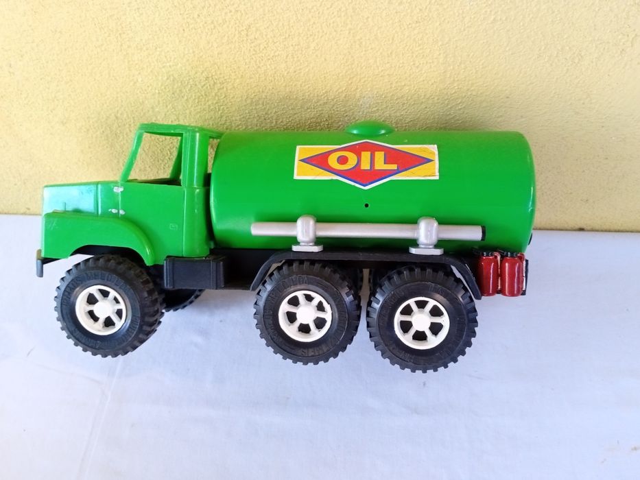Brinquedos em plástico e chapa