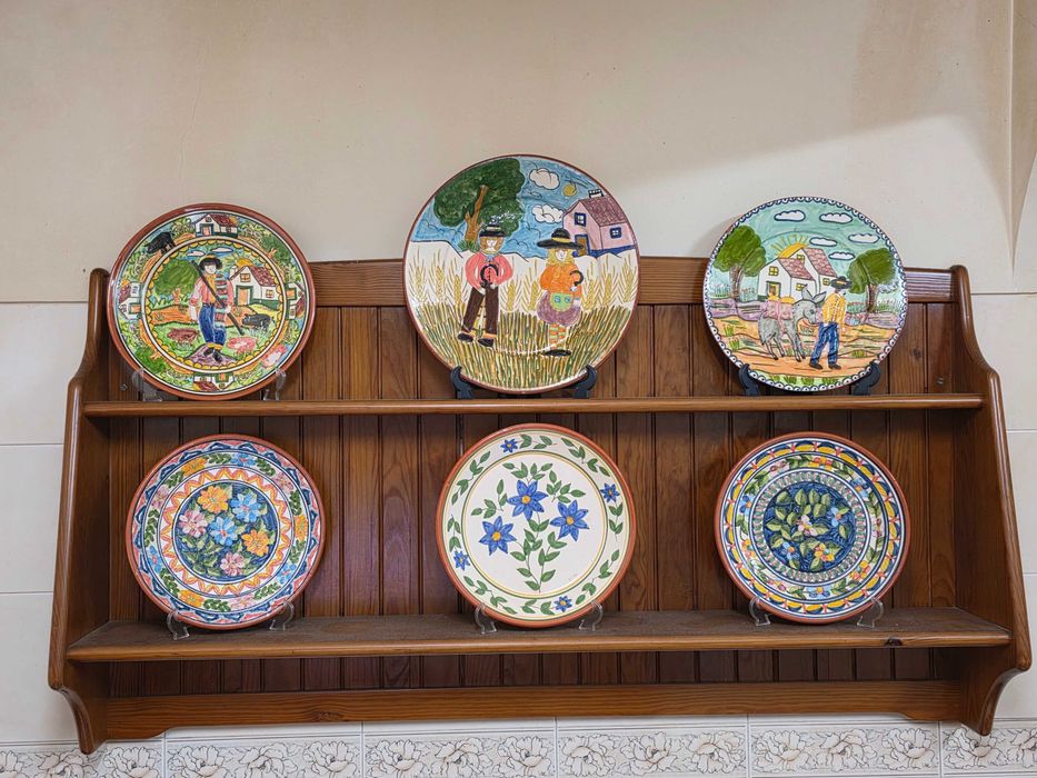 Escaparate e pratos pintados á mão