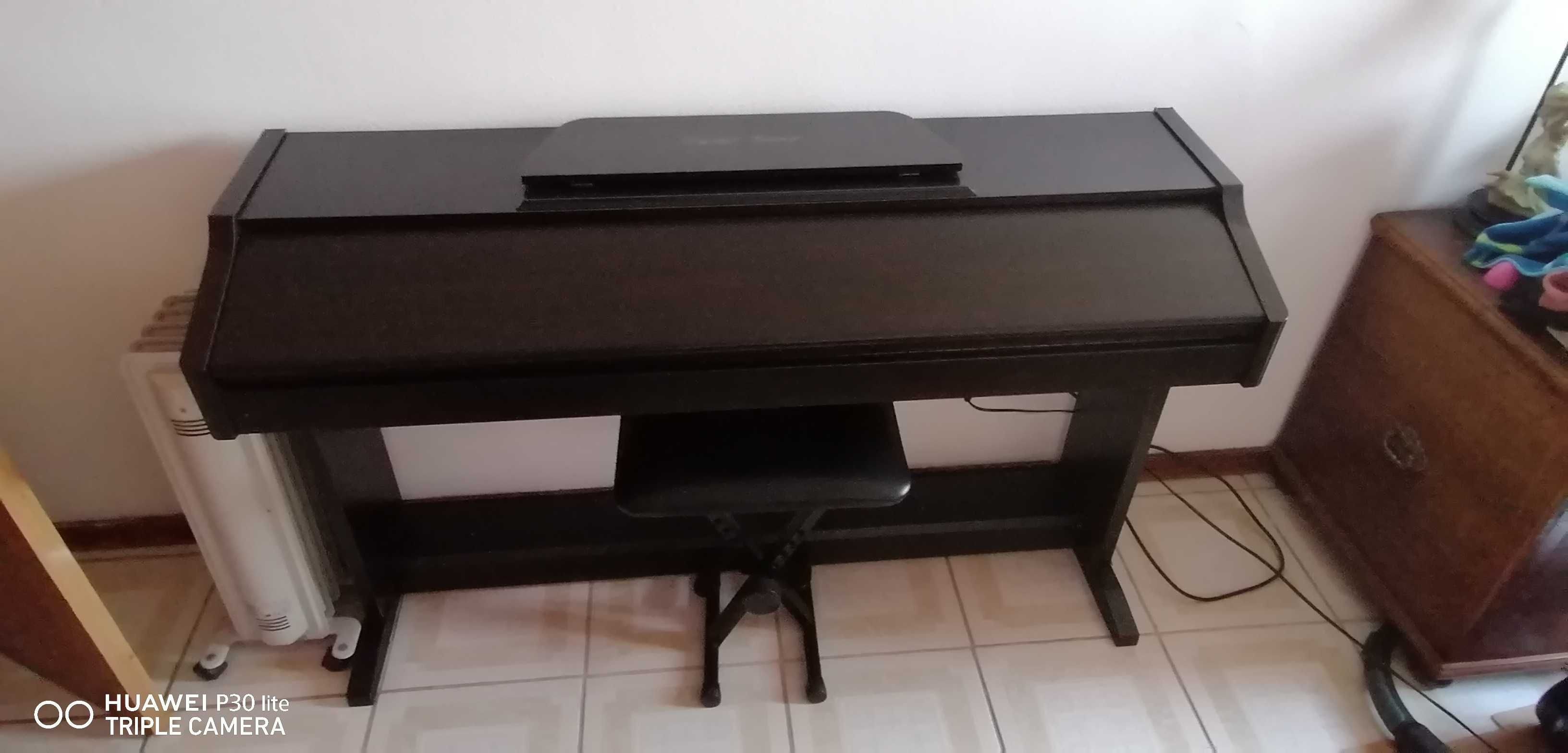 Piano, com pouco uso