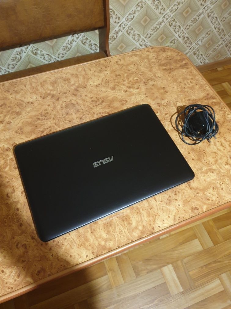Продам ноут бук asus батарея 7 часов ssd