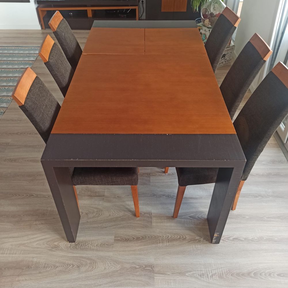 Mesa de sala com 6 cadeiras