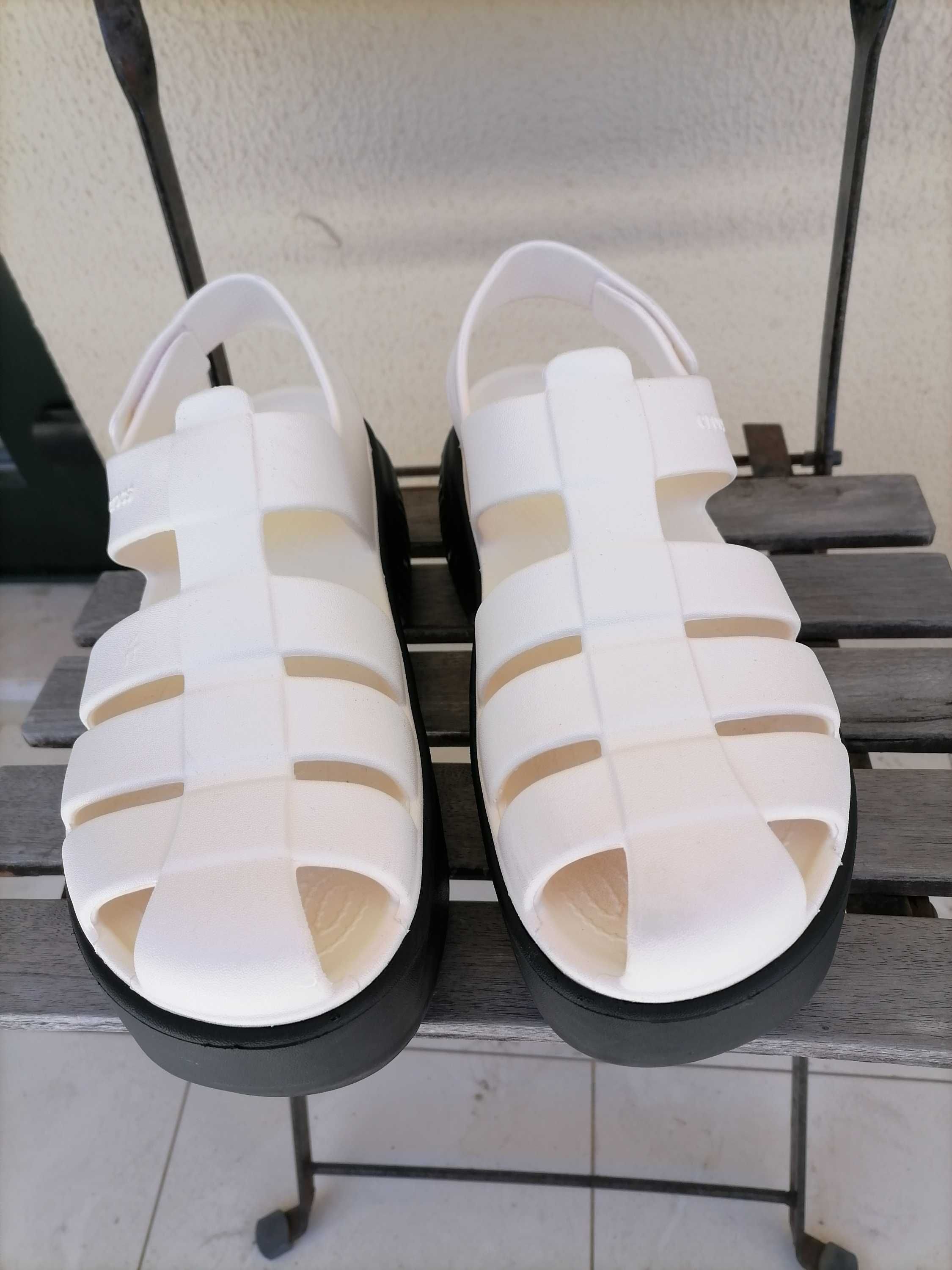 sandálias plataforma crocs