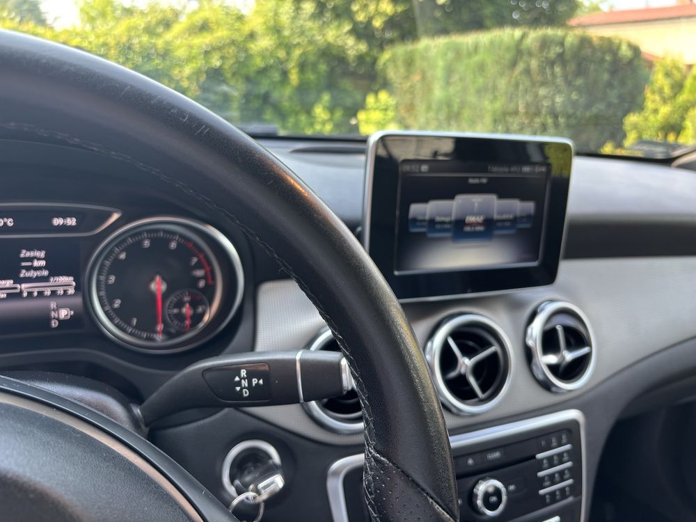 Mercedes Benz GLA 180 bialy