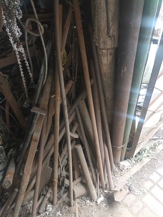 Ломы разных размеров и диаметров.