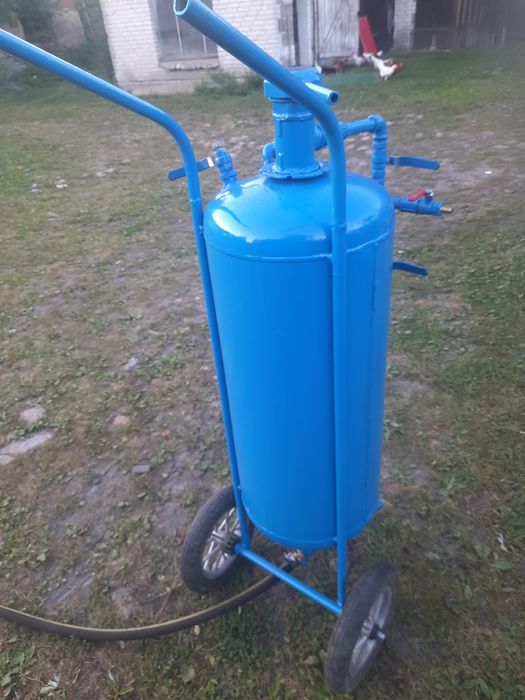 Kabina do piaskowania z piaskarką syfonową