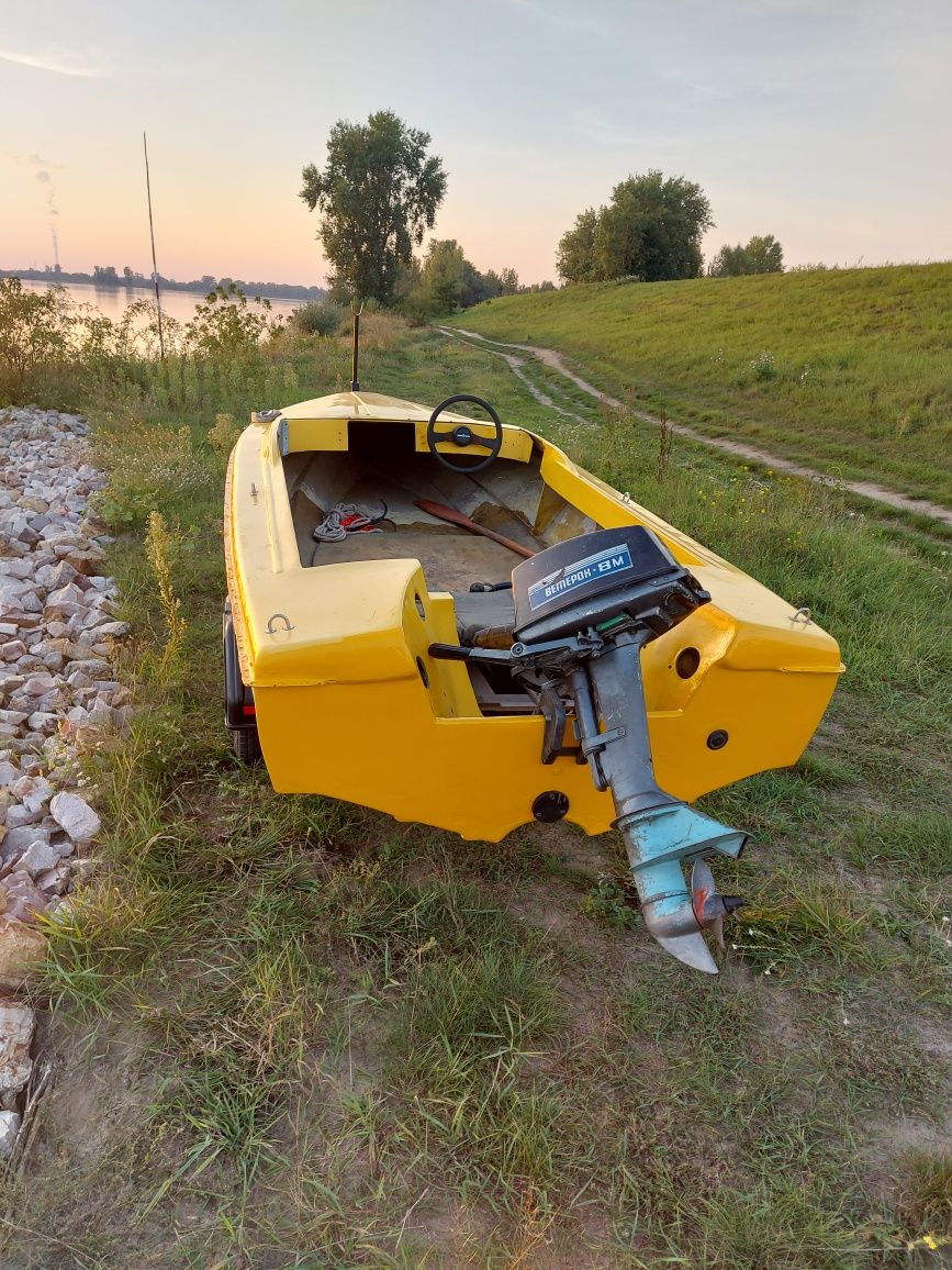 Łódź łódka motorówka na ryby rekreacyjna