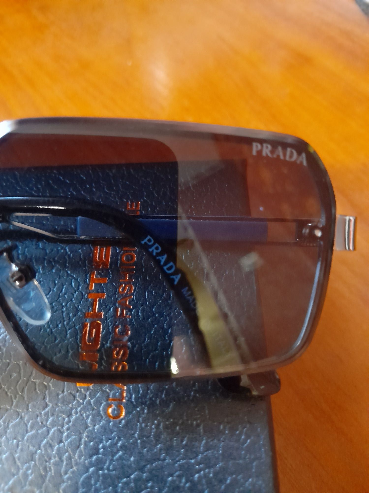 Нові сонцезахисні окуляри PRADA
