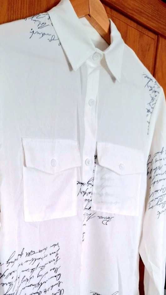 Camisa branca nova, com letrings em preto estampados nela