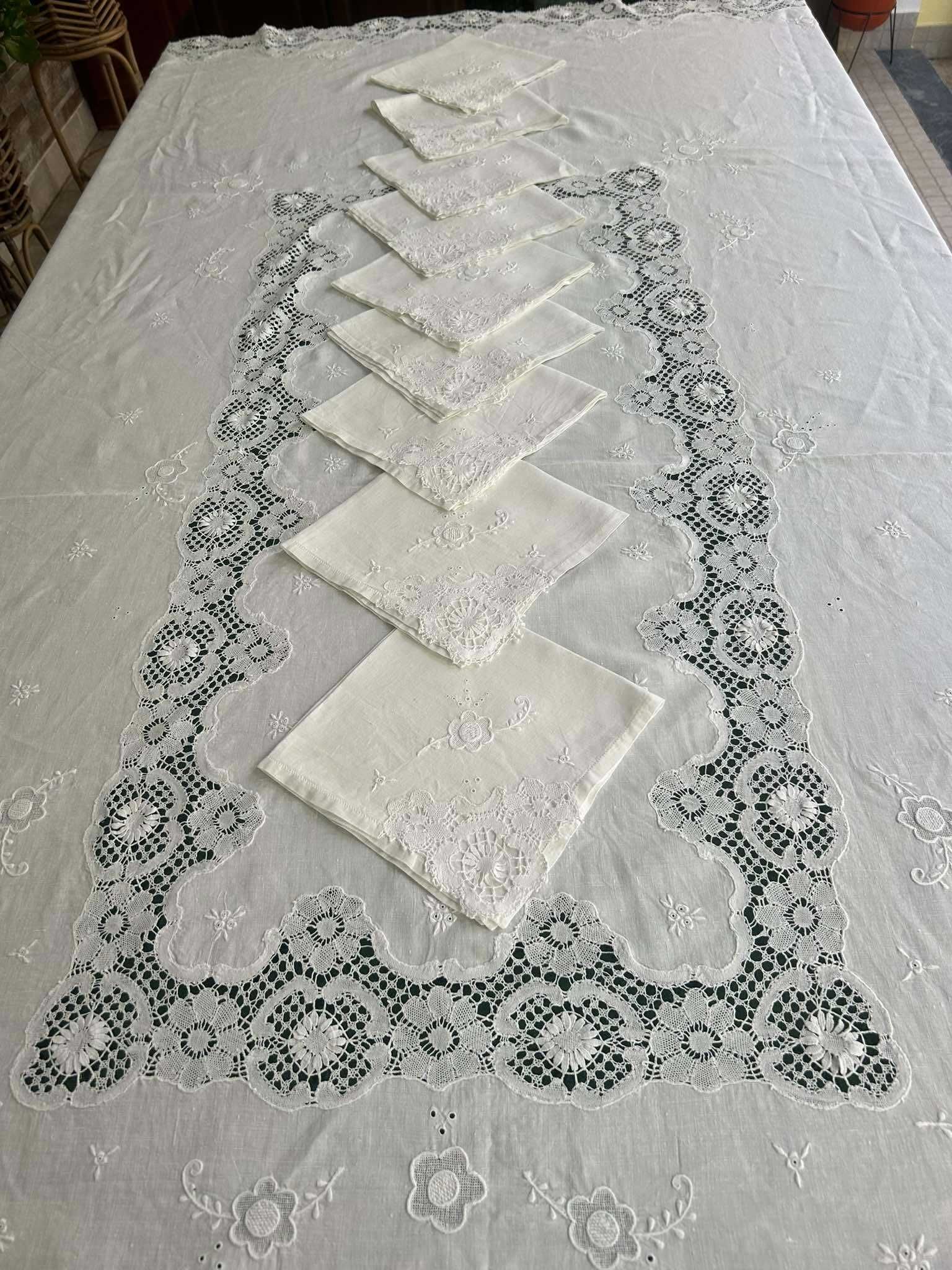 Toalha de mesa em puro linho, bordada com aplicação de renda de Bilros