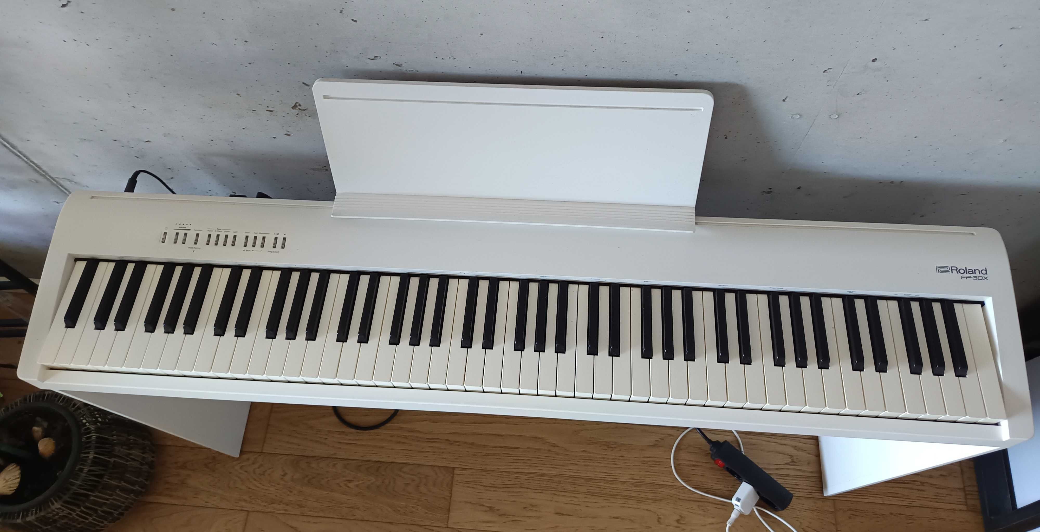 Piano Roland FP 30X com móvel de suporte